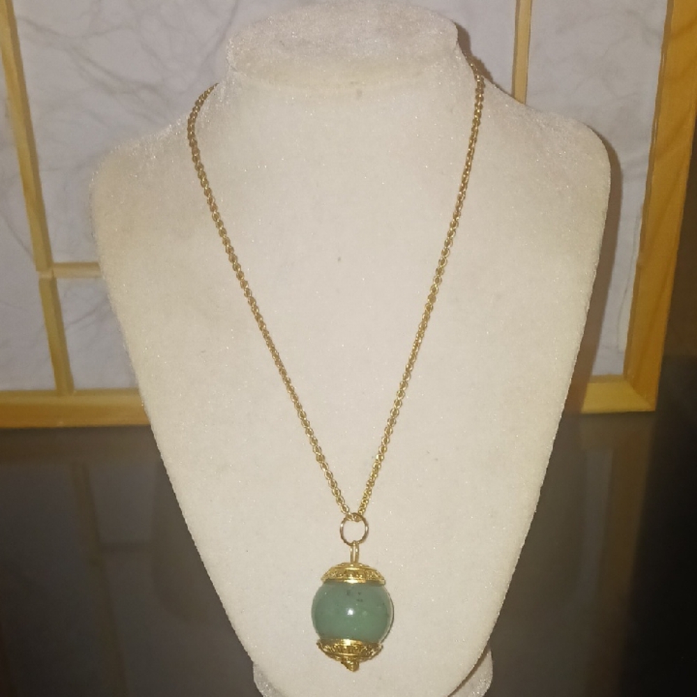 Elegant Gold and Green Pendant Necklace Y2k